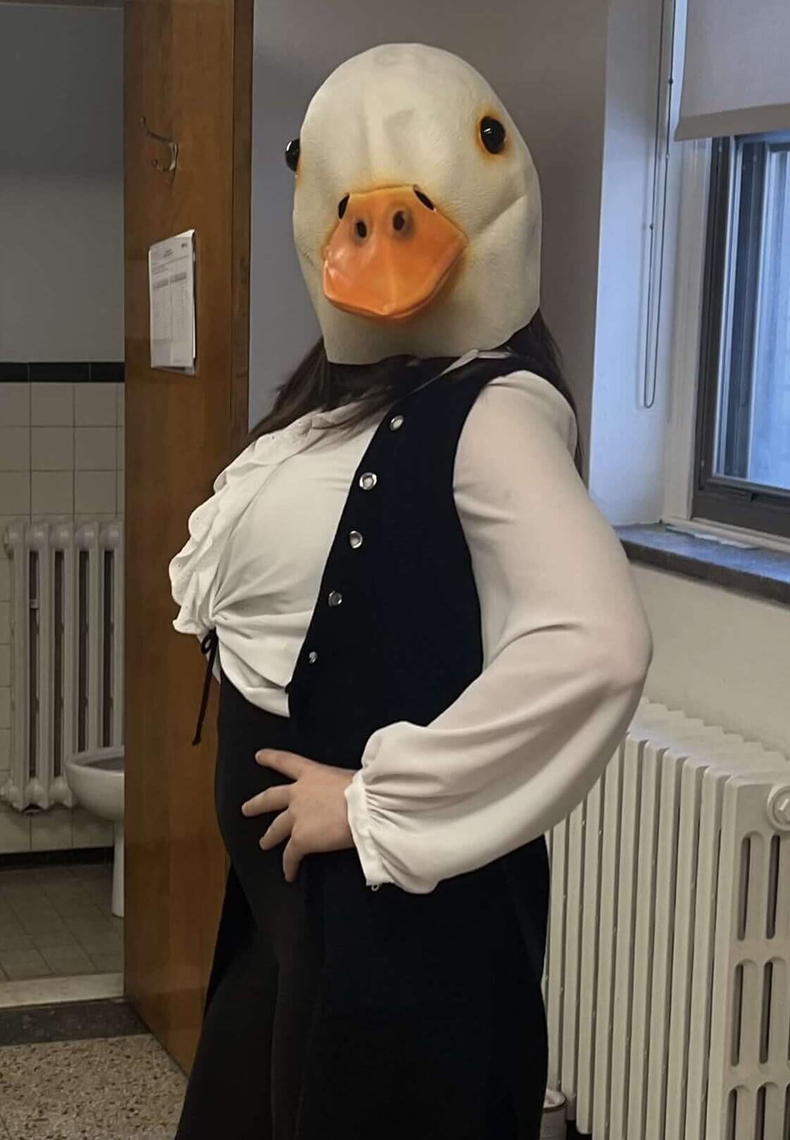 Un membre de l'équipe en costume de canard.